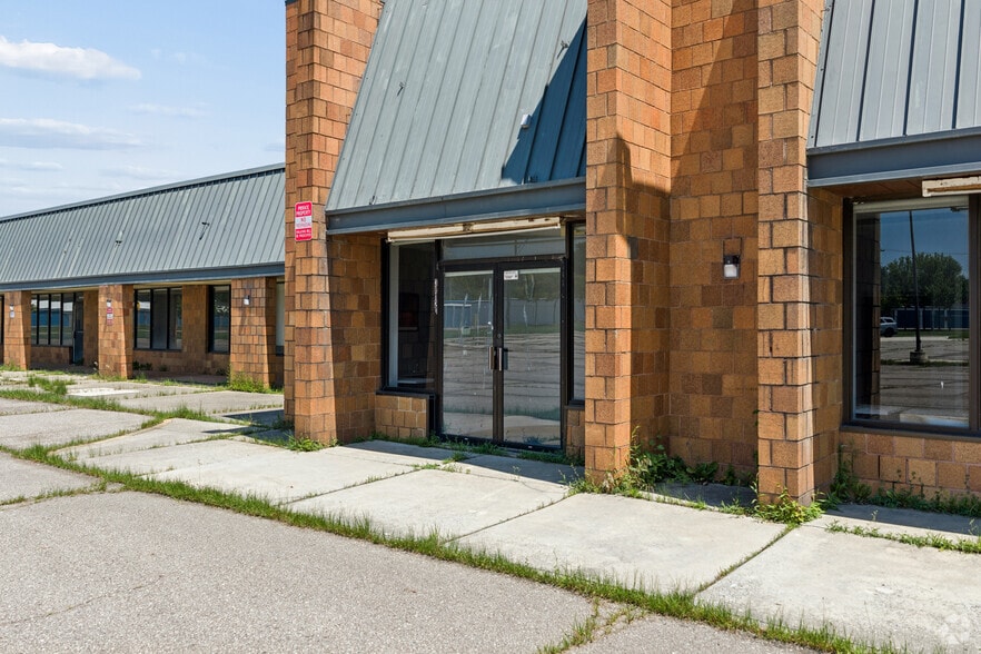 More Photos Of 38116-38160 S Gratiot Ave, Clinton Township Freestanding For Sale