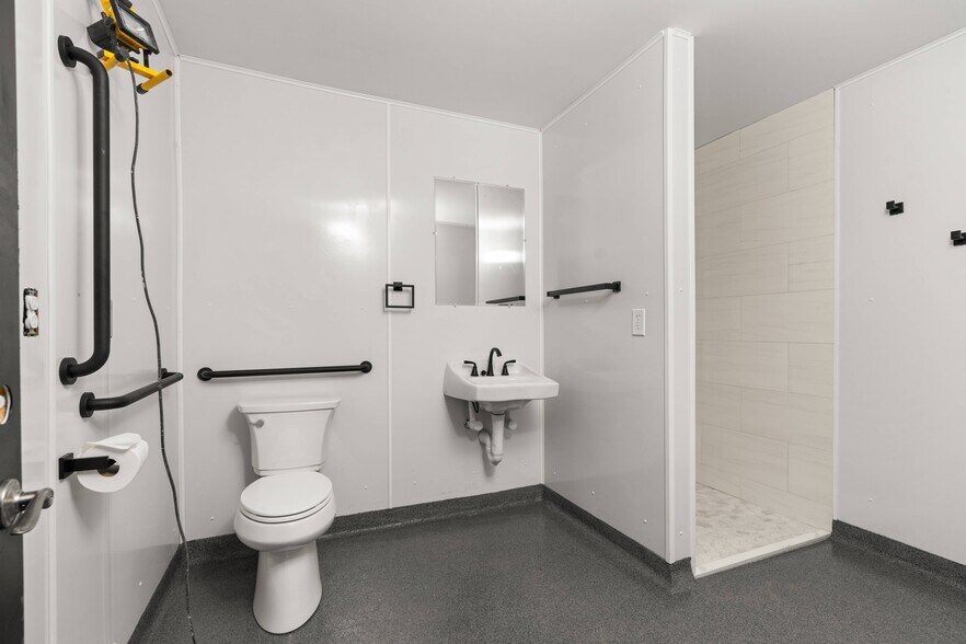 More Photos Of 170 Scott Swamp rd, Farmington Unknown For Lease