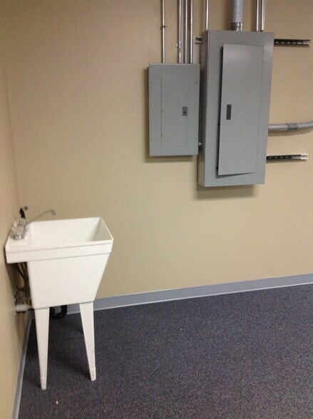 More Photos Of 500 S Arthur Ave, Louisville Research And Development For Sale