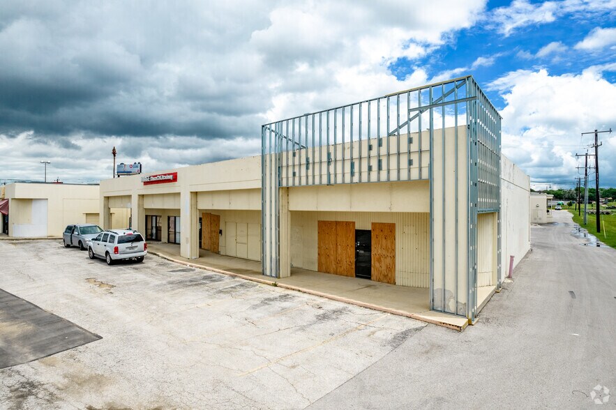 More Photos Of 12002-12016 Perrin Beitel Rd, San Antonio Freestanding For Lease