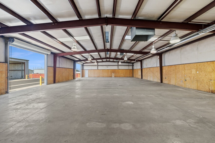 More Photos Of 138 Coremark Ct, Bakersfield Service For Lease