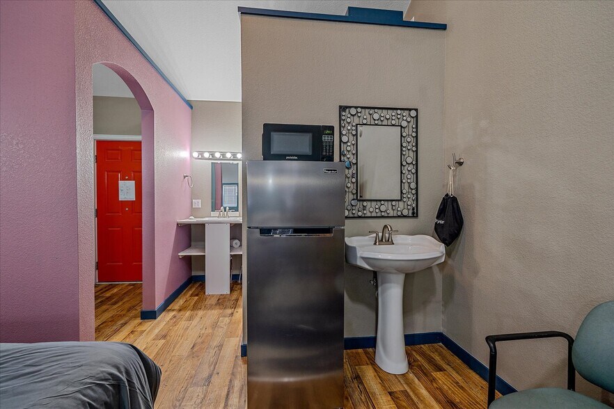 More Photos Of 1524 Main St, Longmont Hotel For Sale