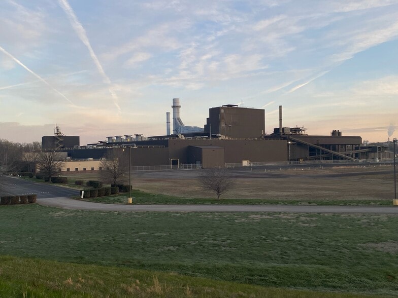 More Photos Of 134 Waupaca Dr, Etowah Manufacturing For Sale