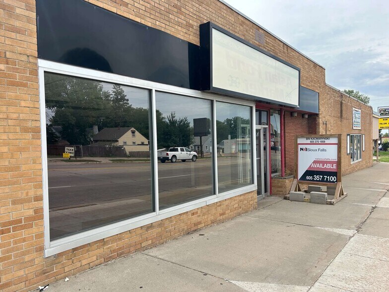 More Photos Of 1509-1521 E 10th St, Sioux Falls Storefront Retail Office For Lease
