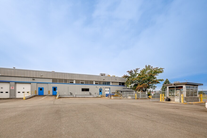 More Photos Of 3000 Aut Transcanadienne, Pointe-claire Distribution For Lease