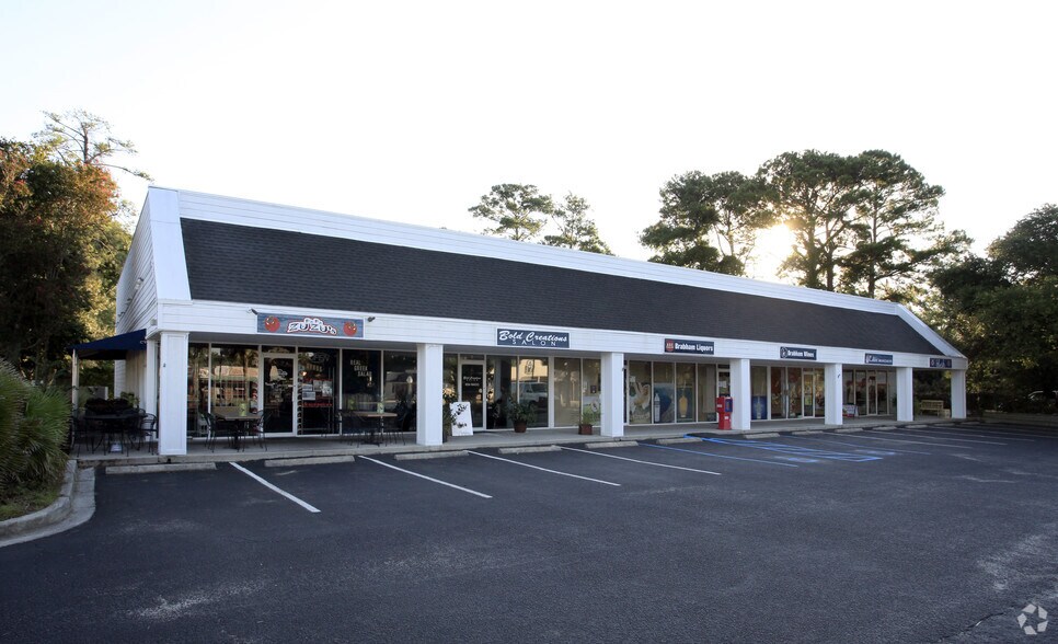 More Photos Of 426 W Coleman Blvd, Mount Pleasant Storefront For Lease