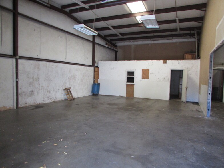 More Photos Of 410-412 Elwood Rd, Irving Warehouse For Lease