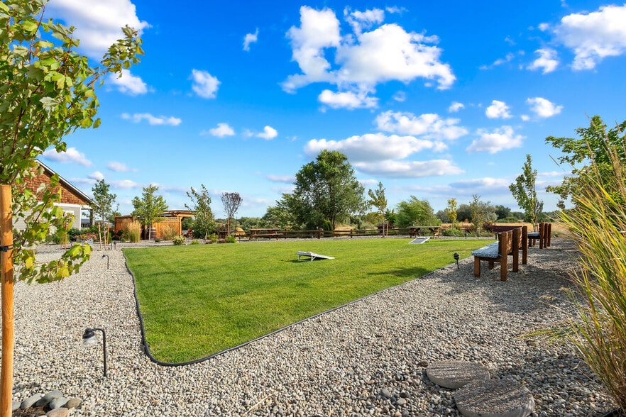 More Photos Of 701 Fountain Blvd, Zillah Hotel For Sale