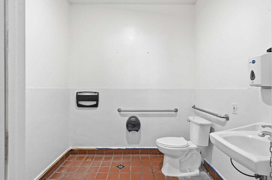 More Photos Of 24258-24274 Main St, Newhall Restaurant For Lease