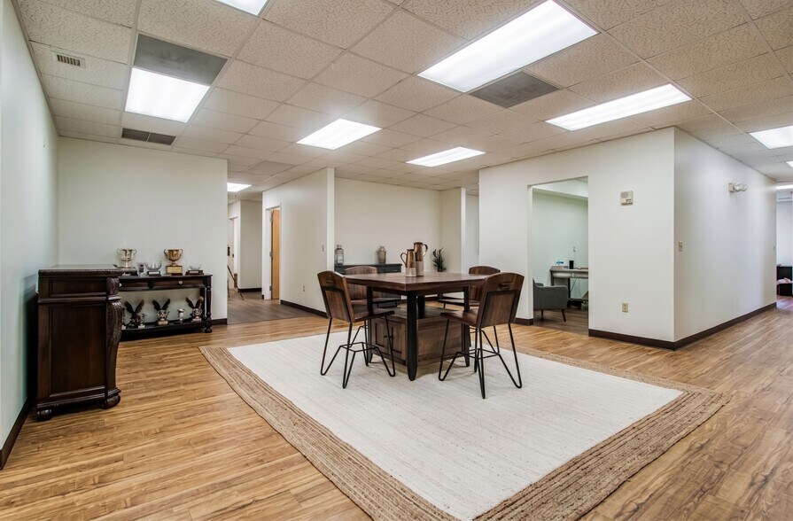 More Photos Of 5565 Woodbine Rd, Pace Office For Lease