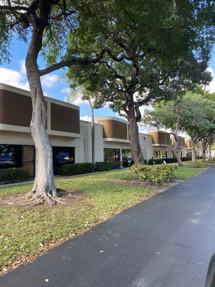 More Photos Of 214 S Military Trl, Deerfield Beach Warehouse For Lease