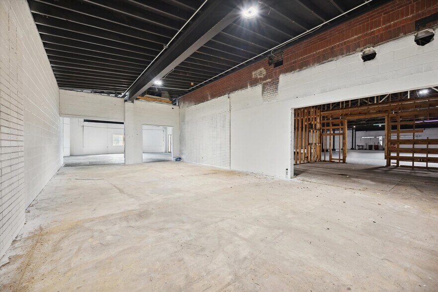 More Photos Of 969 Dixie Hwy, Rossford Freestanding For Sale