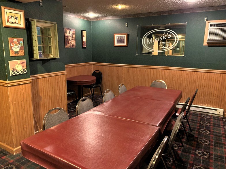 More Photos Of 917 Western Ave, Connersville Bar For Sale