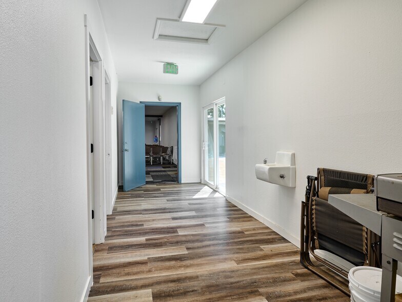 More Photos Of 1480 NE Laurel Ave, Woodburn Office For Sale
