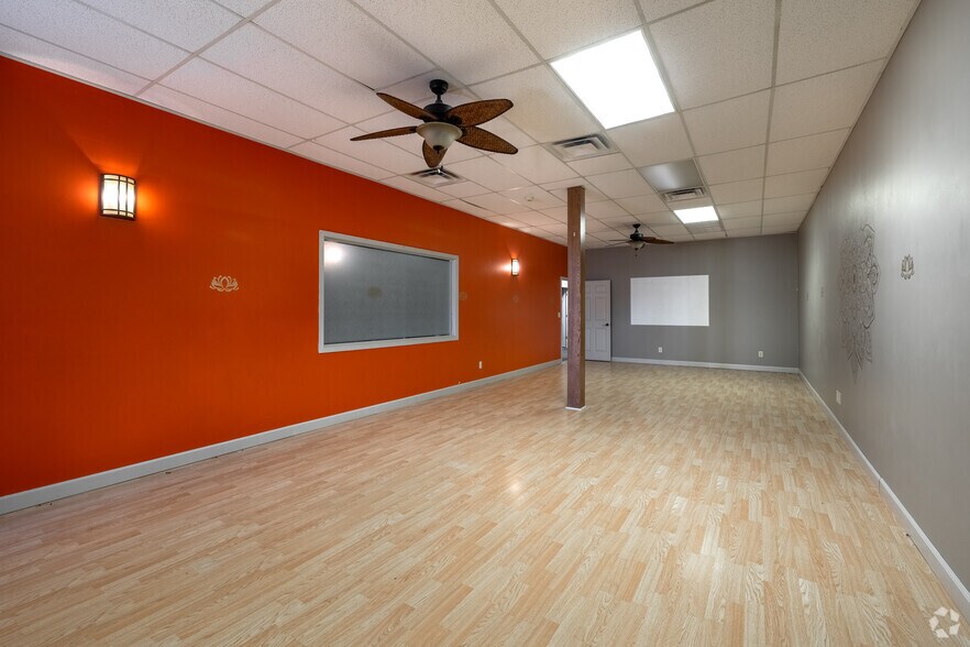 More Photos Of 4800 W Maple St, Wichita Storefront Retail Office For Lease