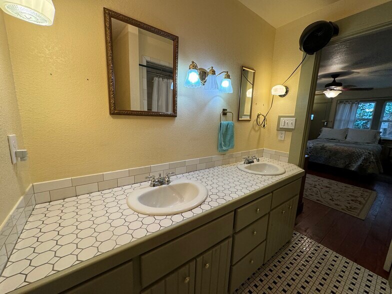 More Photos Of 224 W Chickasaw St, Tahlequah Hospitality For Sale