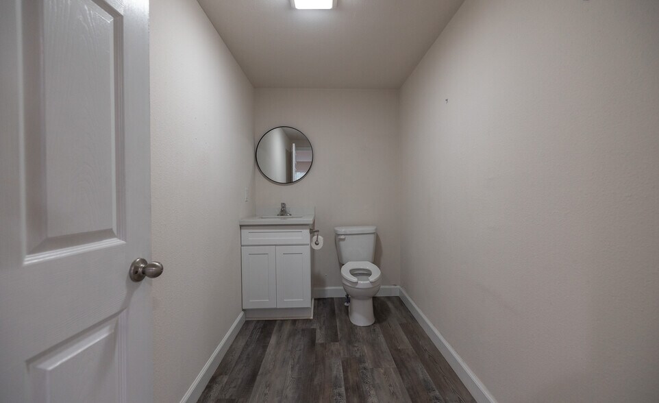 More Photos Of 905 W Scenic Rivers Blvd, Salem Flex For Sale
