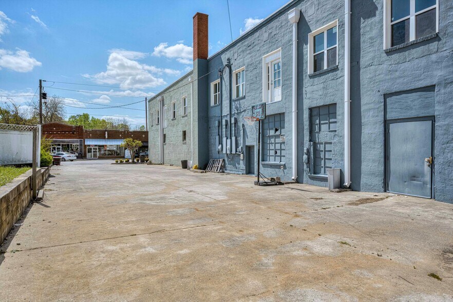 More Photos Of 111 Main Street, Lincolnton Flex For Sale