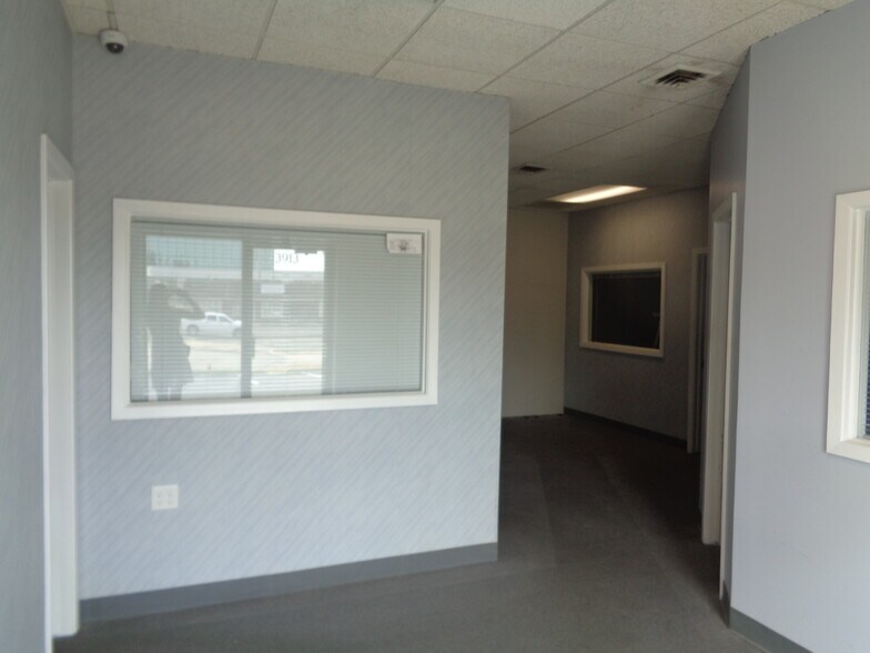 More Photos Of 3903-3913 S Lynn Ct, Independence Office For Sale