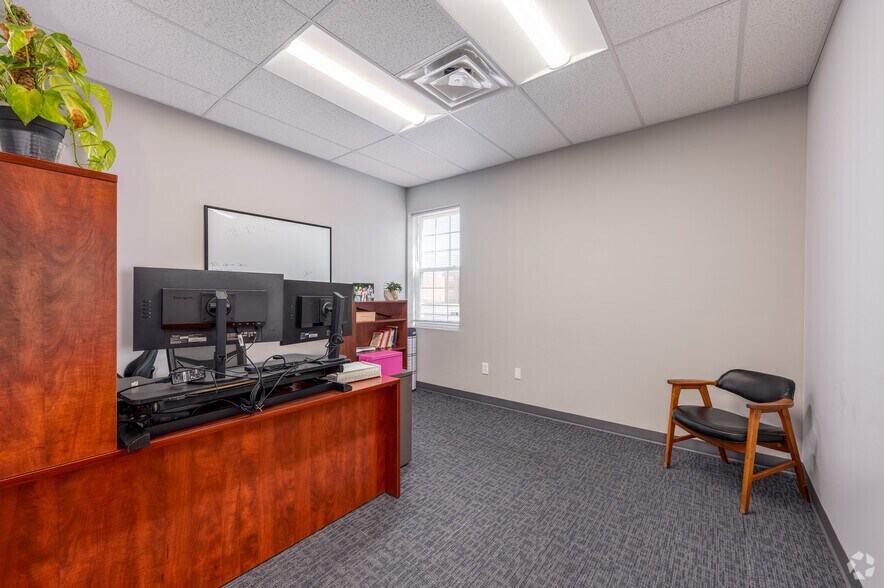 More Photos Of 9150 Harrison Park Ct, Indianapolis Light Distribution For Lease