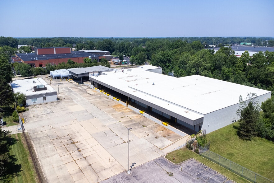 More Photos Of 21600 Drake Rd, Strongsville Warehouse For Lease