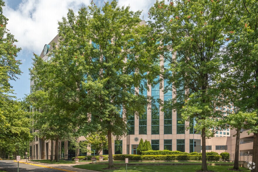 More Photos Of 3141 Fairview Park Dr, Falls Church Office For Lease