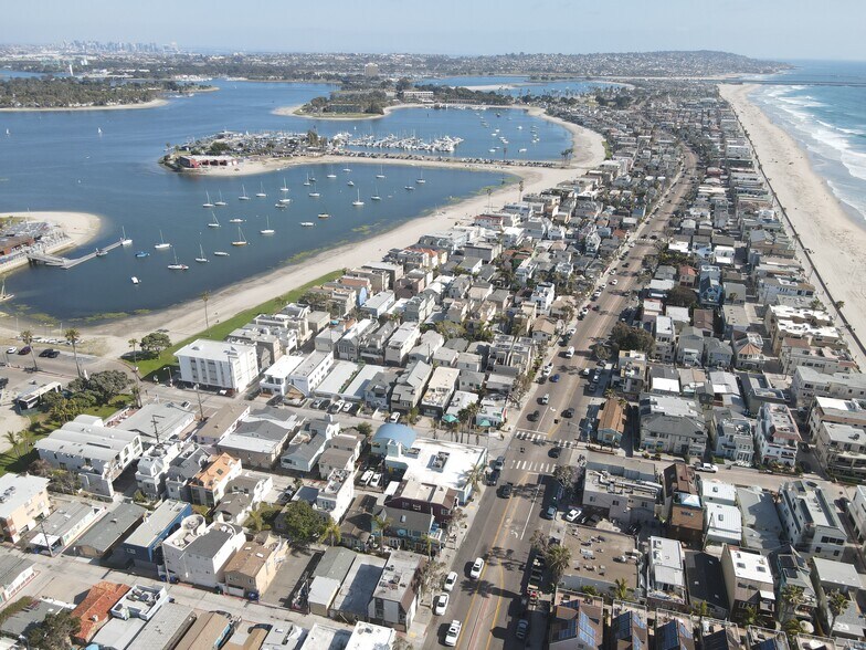 More Photos Of 3719 Mission Blvd, San Diego Freestanding For Sale