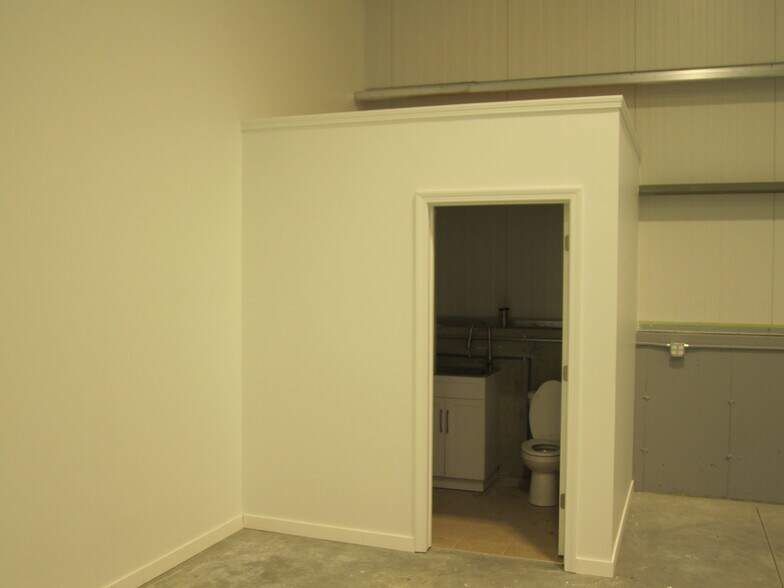 More Photos Of 579 Weeden St, Pawtucket Light Manufacturing For Sale