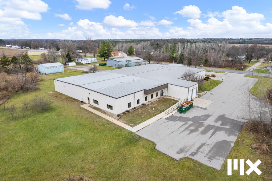 More Photos Of 21685 Northland Dr, Paris Distribution For Sale