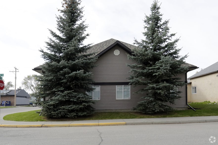 More Photos Of 37 2nd Ave SE, High River Office For Sale