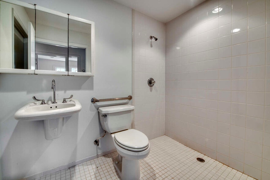 More Photos Of 335 Meeting House Ln, Southampton Healthcare For Sale