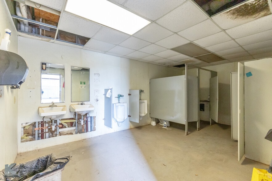 More Photos Of 2424 Oak St, Abilene Warehouse For Sale