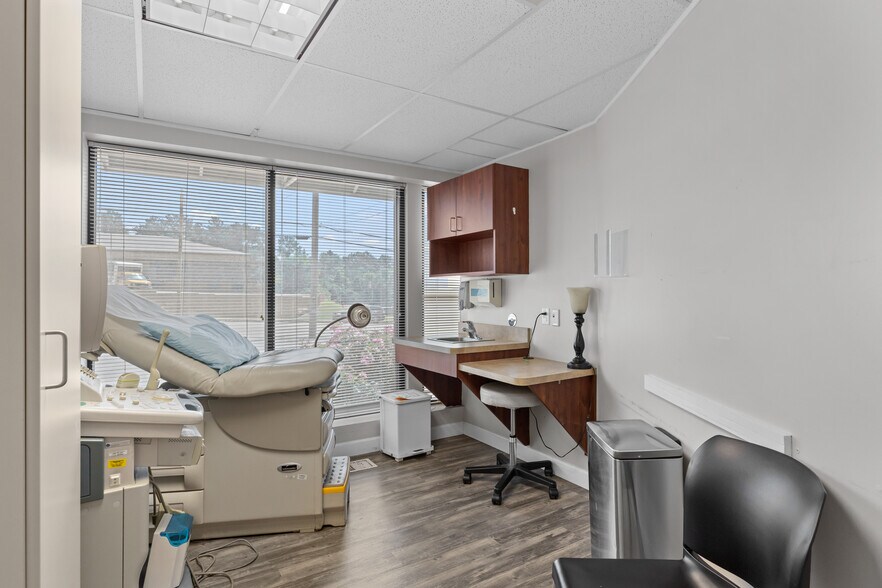 More Photos Of 10131-10137 West Florissant Ave, Saint Louis Office For Sale