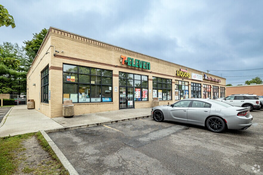 Primary Photo Of 247 Broadway Greenlawn Rd, Huntington Storefront For Lease