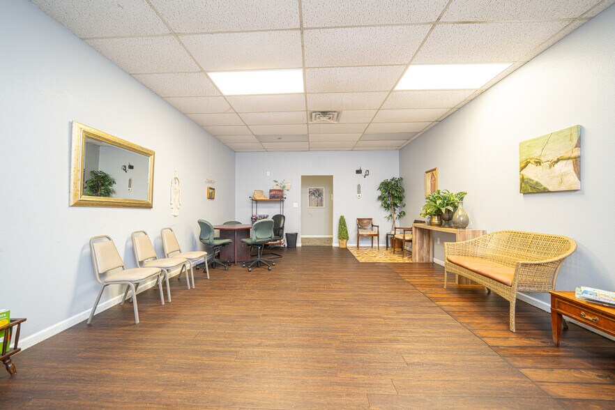 More Photos Of 1015 McCann Rd, Longview Office For Sale