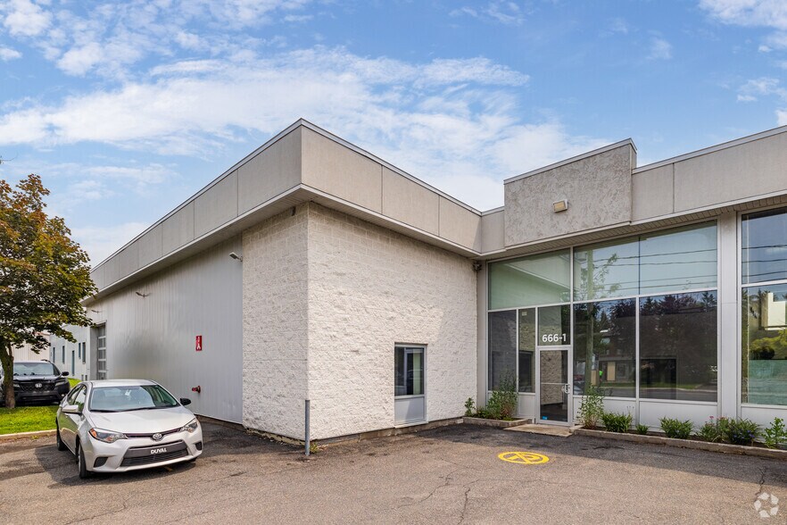 More Photos Of 666 Ch du Lac, Boucherville Auto Repair For Lease