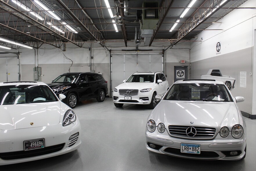 More Photos Of 6820-6848 Washington Ave S, Eden Prairie Showroom For Lease