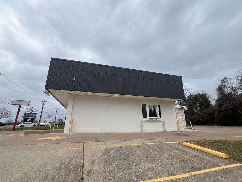 More Photos Of 1702 Santa Fe Dr, Weatherford Flex For Lease