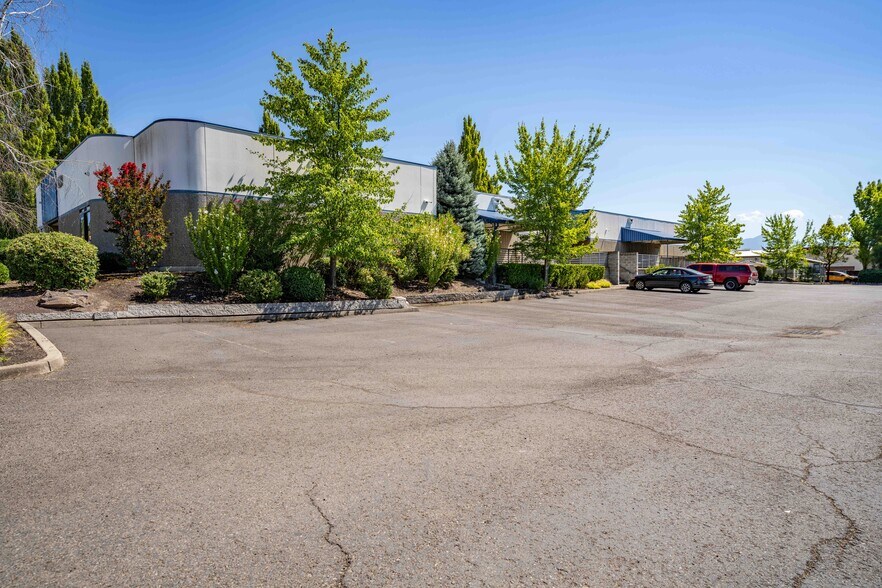 More Photos Of 2090 Commerce Dr, Medford Office For Lease