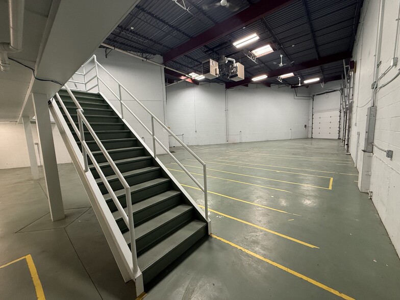 More Photos Of 1881 Industrial Dr, Libertyville Warehouse For Lease