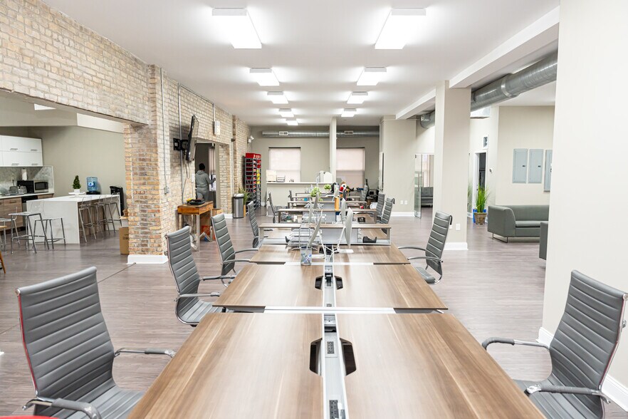 More Photos Of 7105 S Yates Blvd, Chicago Office For Lease