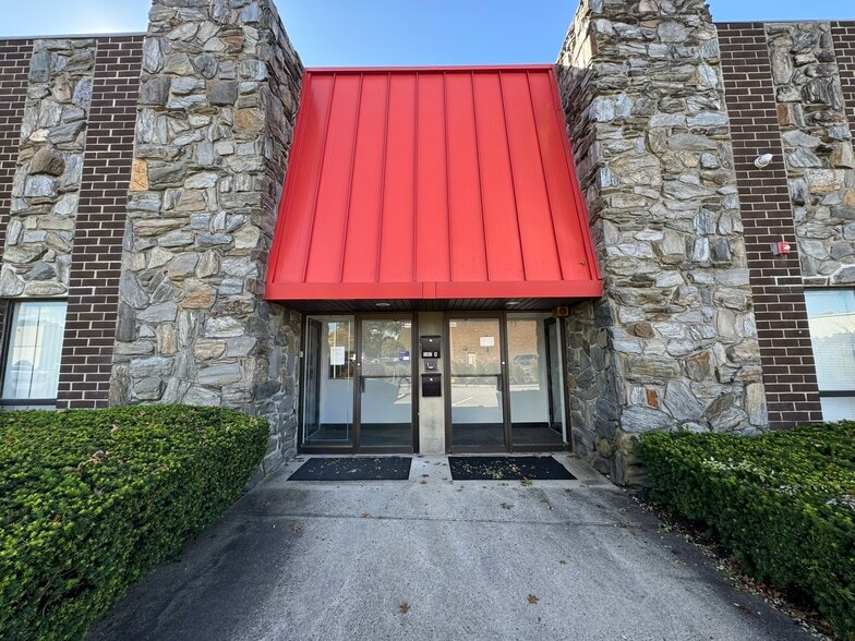 More Photos Of 5 Brayton Ct, Commack Warehouse For Lease