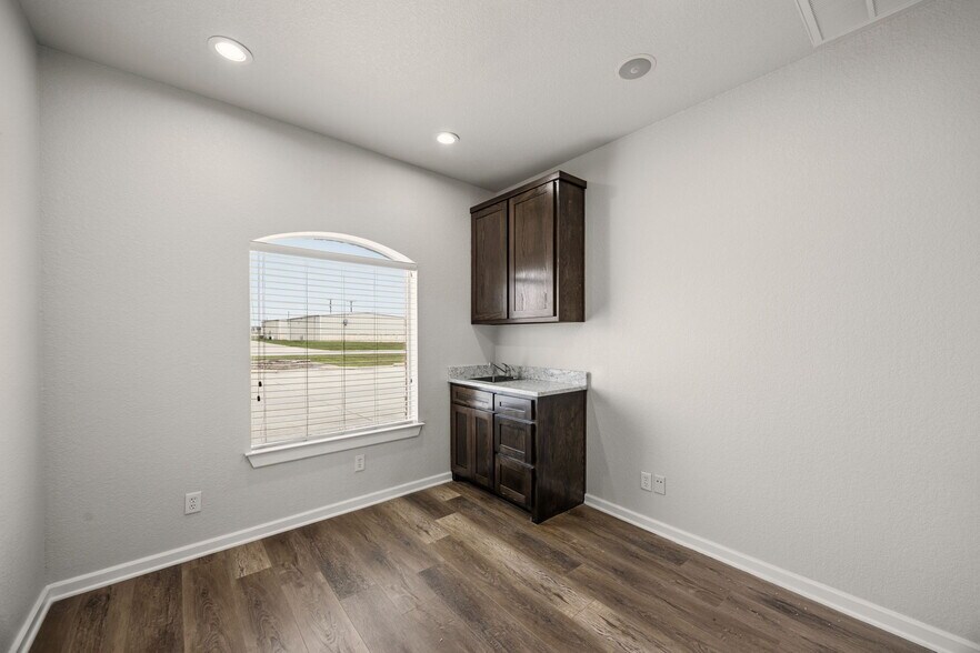 More Photos Of 401 Center Court Dr, Bridgeport Medical For Lease