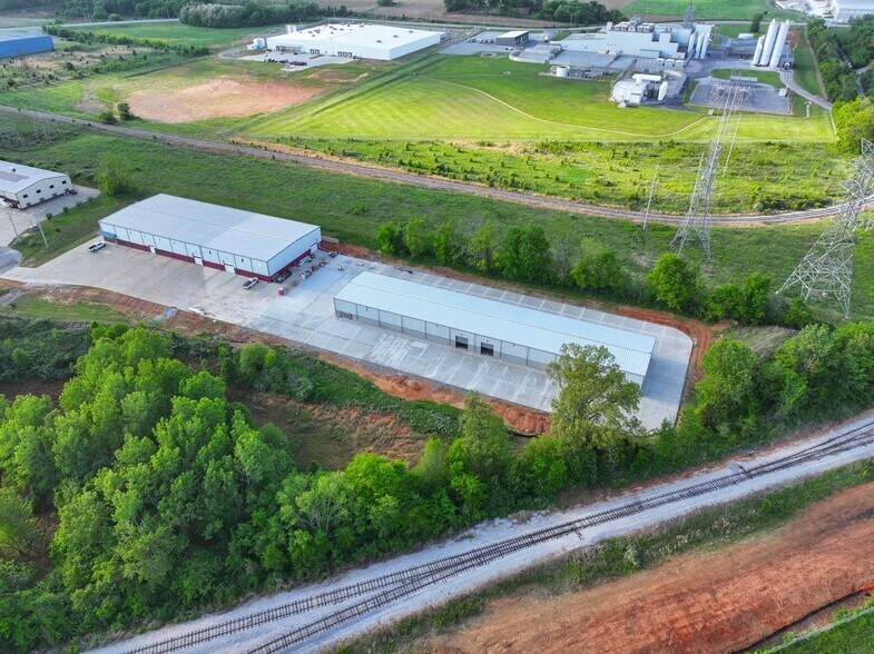 More Photos Of 1070B Progress Dr, Clarksville Warehouse For Lease