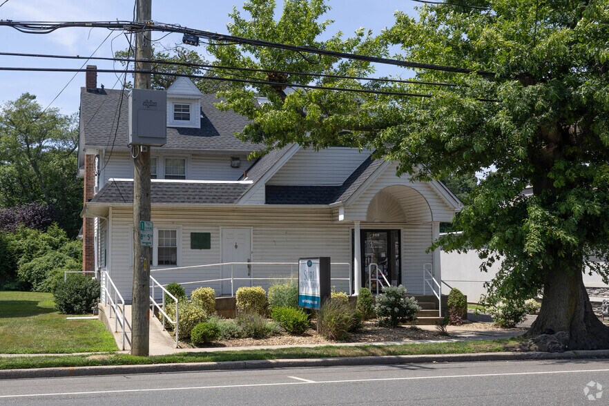 More Photos Of 359 Atlantic Ave, East Rockaway Medical For Lease
