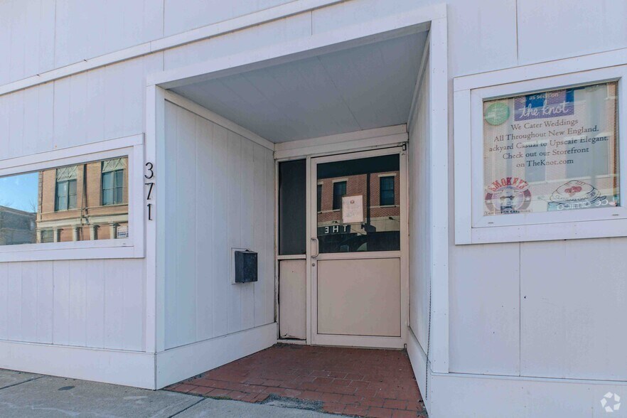 More Photos Of 367 Main St, Stoneham Storefront For Sale