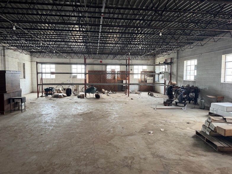 More Photos Of 1343 Knox St, North Kansas City Warehouse For Sale