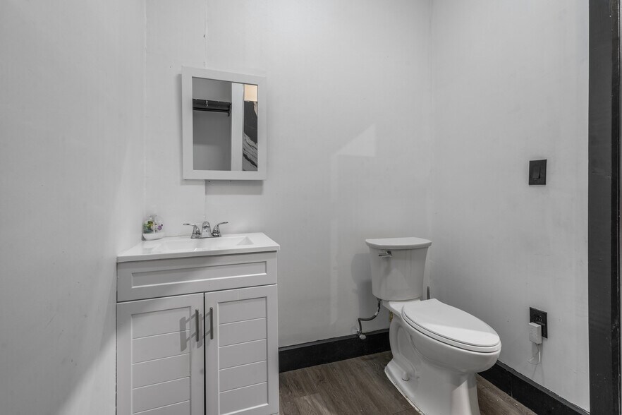 More Photos Of 1520 College Ave, South Houston Storefront For Lease