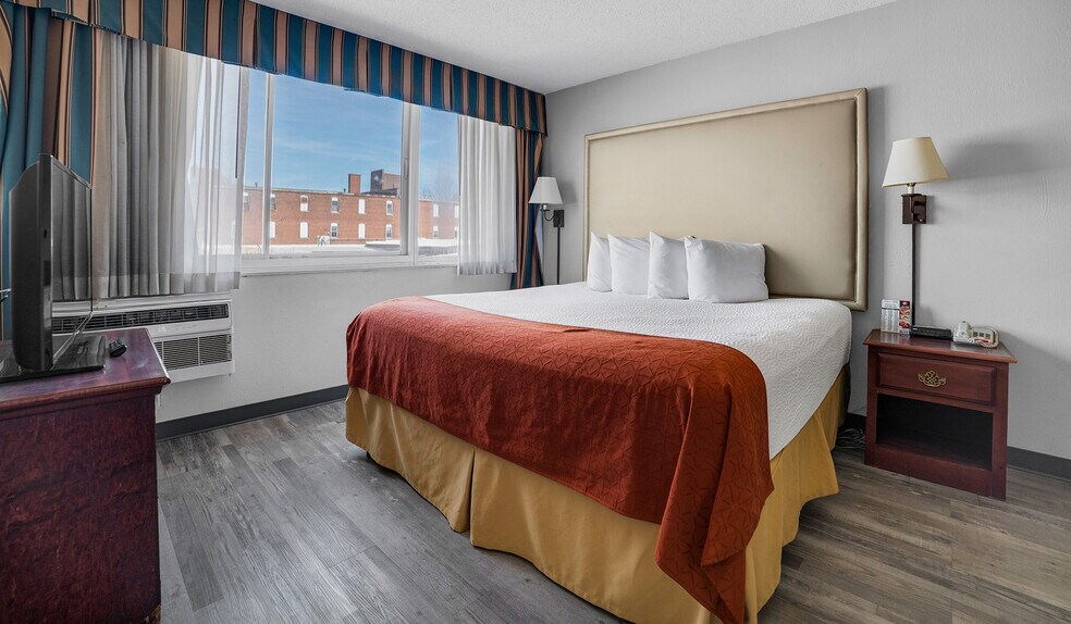 More Photos Of 325 Main St, Keokuk Hotel For Sale
