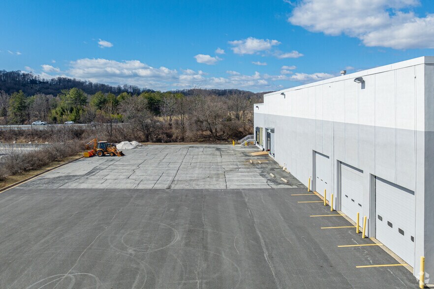 More Photos Of 10820 Gilroy Rd, Hunt Valley Warehouse For Lease